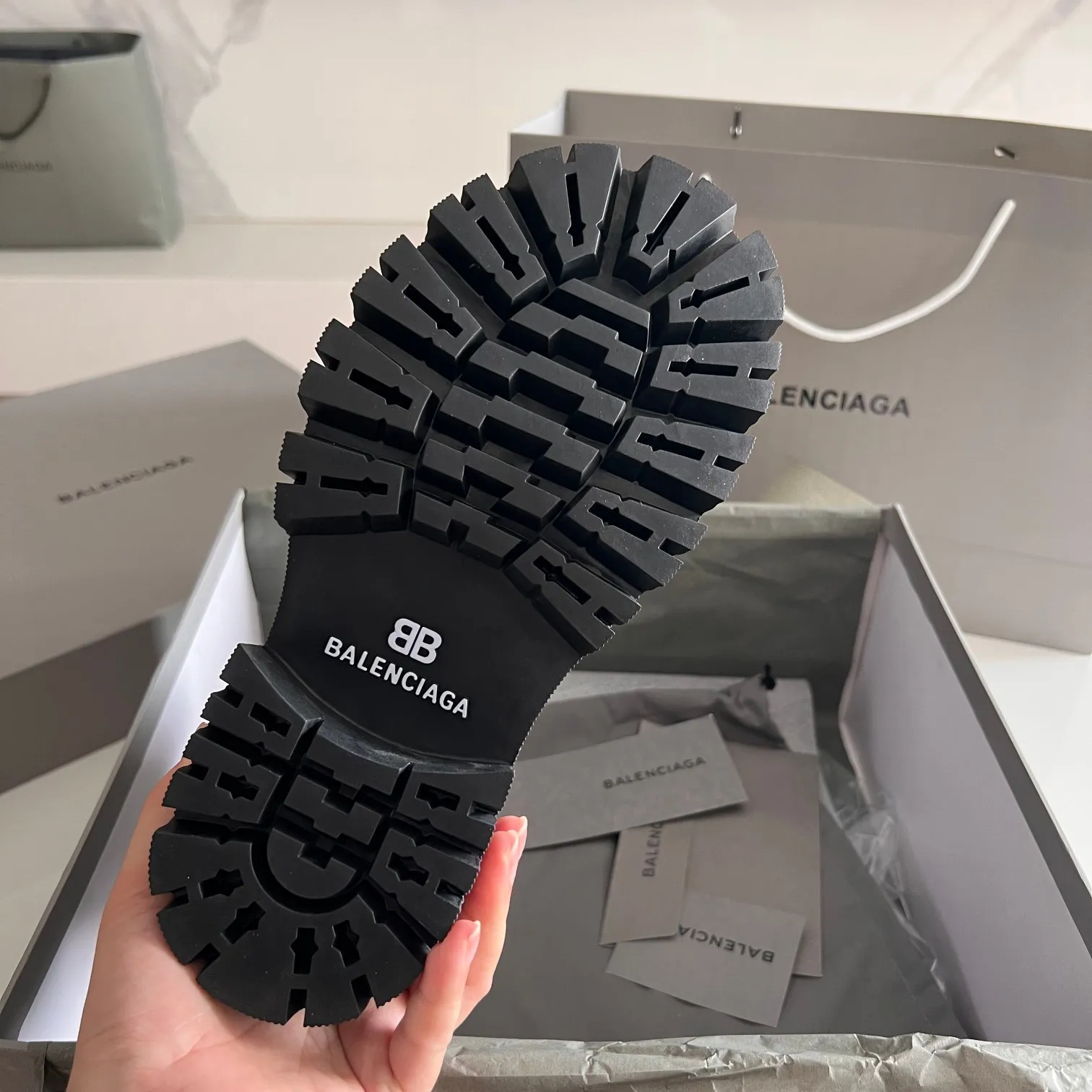 👟👟Ex-factory price 700👟👟 BALENCIAGA# Balenciaga's new big-toe derby shoes TRACTOR big-toe derby shoes loafers👞 Original medium-gloss open-edge beaded cowhide. Restrained and stylish. Matching the brand logo on the shoe cover. The rhythm of closing your eyes. The lining and feet are made of black silk cowhide. The texture is soft and delicate. The gear-shaped rubber outsole is 5cm higher. Size: 35-40 (customization of 40 pieces is not returnable)